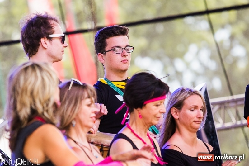 Zdjęcie w galerii na portalu naszraciborz.pl: Na śląskim podwórku, bębniarze i raciborska orkiestra. Dni Raciborza na placu Długosza wiadomości z regionu