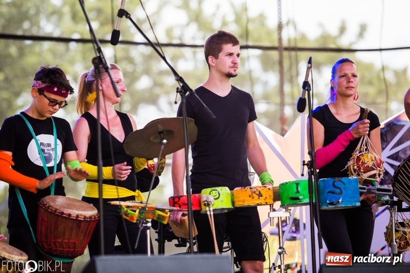 Zdjęcie w galerii na portalu naszraciborz.pl: Na śląskim podwórku, bębniarze i raciborska orkiestra. Dni Raciborza na placu Długosza wiadomości z regionu