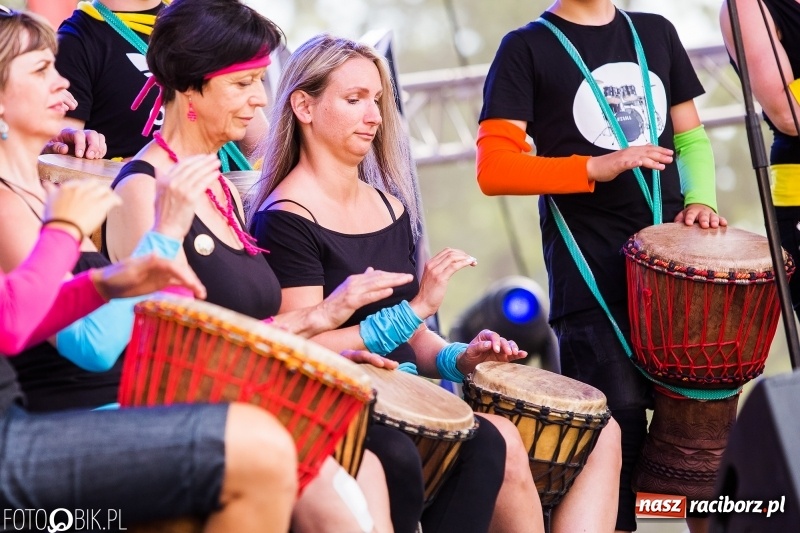 Zdjęcie w galerii na portalu naszraciborz.pl: Na śląskim podwórku, bębniarze i raciborska orkiestra. Dni Raciborza na placu Długosza wiadomości z regionu