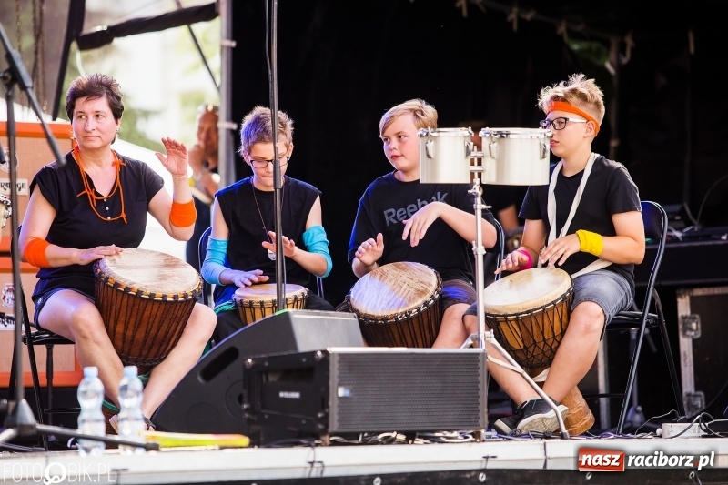 Zdjęcie w galerii na portalu naszraciborz.pl: Na śląskim podwórku, bębniarze i raciborska orkiestra. Dni Raciborza na placu Długosza wiadomości z regionu