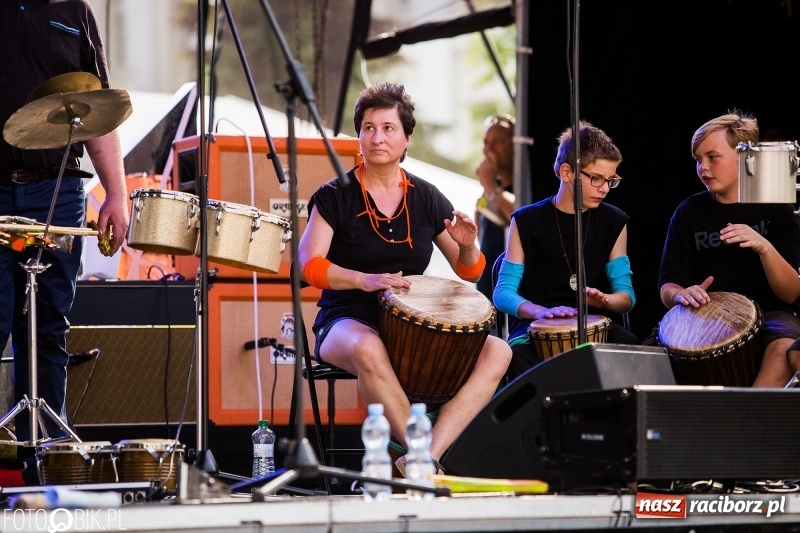 Zdjęcie w galerii na portalu naszraciborz.pl: Na śląskim podwórku, bębniarze i raciborska orkiestra. Dni Raciborza na placu Długosza wiadomości z regionu