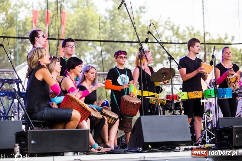 Zdjęcie w galerii na portalu naszraciborz.pl: Na śląskim podwórku, bębniarze i raciborska orkiestra. Dni Raciborza na placu Długosza wiadomości z regionu