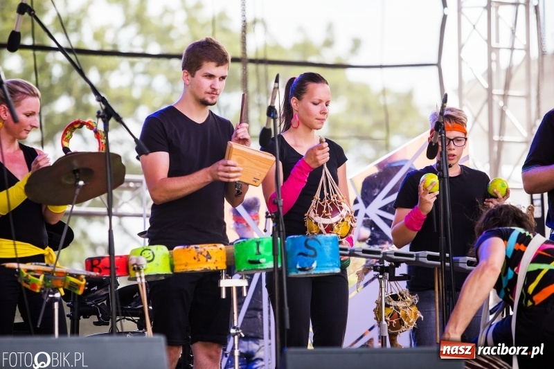 Zdjęcie w galerii na portalu naszraciborz.pl: Na śląskim podwórku, bębniarze i raciborska orkiestra. Dni Raciborza na placu Długosza wiadomości z regionu