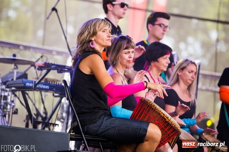Zdjęcie w galerii na portalu naszraciborz.pl: Na śląskim podwórku, bębniarze i raciborska orkiestra. Dni Raciborza na placu Długosza wiadomości z regionu