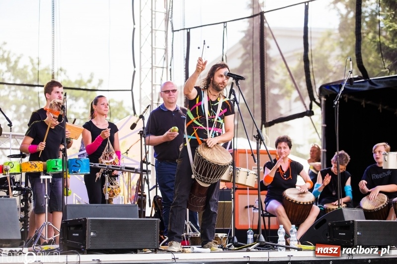 Zdjęcie w galerii na portalu naszraciborz.pl: Na śląskim podwórku, bębniarze i raciborska orkiestra. Dni Raciborza na placu Długosza wiadomości z regionu