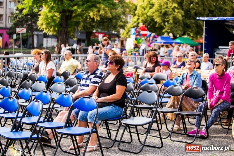 Zdjęcie w galerii na portalu naszraciborz.pl: Na śląskim podwórku, bębniarze i raciborska orkiestra. Dni Raciborza na placu Długosza wiadomości z regionu