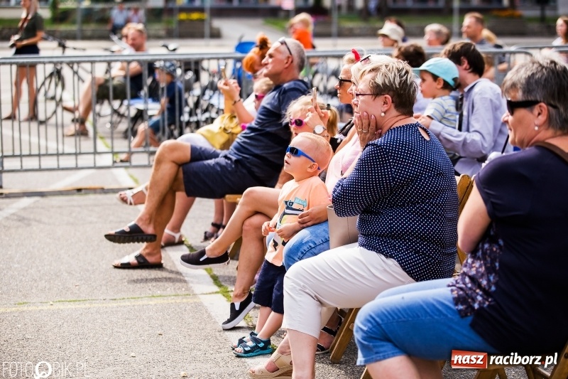 Zdjęcie w galerii na portalu naszraciborz.pl: Na śląskim podwórku, bębniarze i raciborska orkiestra. Dni Raciborza na placu Długosza wiadomości z regionu