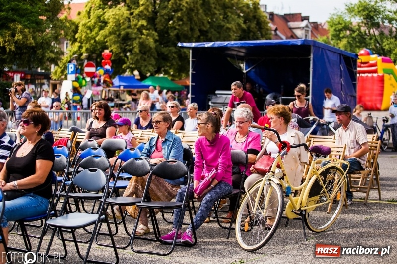 Zdjęcie w galerii na portalu naszraciborz.pl: Na śląskim podwórku, bębniarze i raciborska orkiestra. Dni Raciborza na placu Długosza wiadomości z regionu