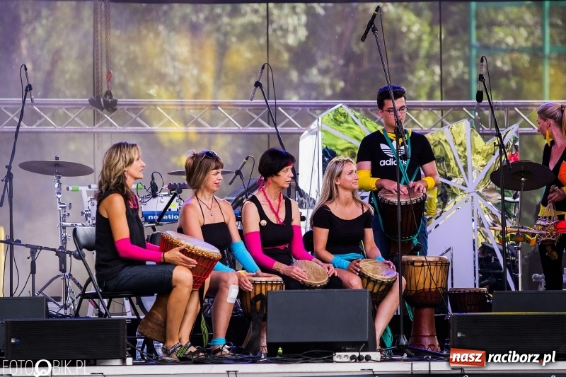 Zdjęcie w galerii na portalu naszraciborz.pl: Na śląskim podwórku, bębniarze i raciborska orkiestra. Dni Raciborza na placu Długosza wiadomości z regionu