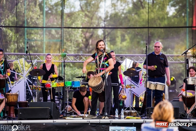 Zdjęcie w galerii na portalu naszraciborz.pl: Na śląskim podwórku, bębniarze i raciborska orkiestra. Dni Raciborza na placu Długosza wiadomości z regionu