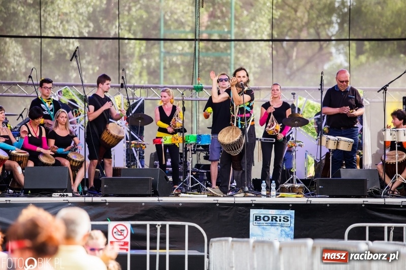 Zdjęcie w galerii na portalu naszraciborz.pl: Na śląskim podwórku, bębniarze i raciborska orkiestra. Dni Raciborza na placu Długosza wiadomości z regionu