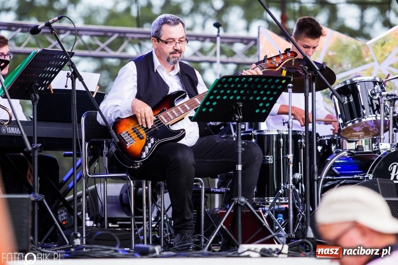 Zdjęcie w galerii na portalu naszraciborz.pl: Na śląskim podwórku, bębniarze i raciborska orkiestra. Dni Raciborza na placu Długosza wiadomości z regionu