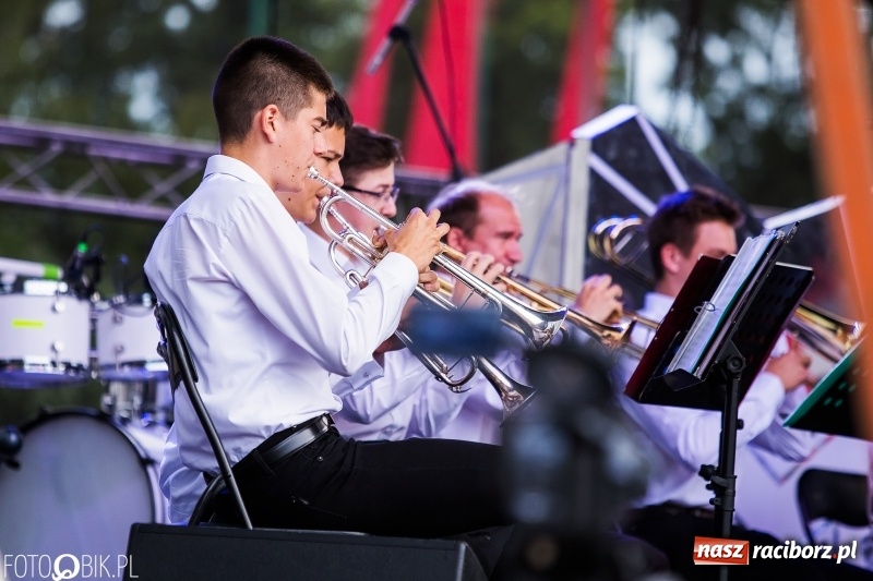 Zdjęcie w galerii na portalu naszraciborz.pl: Na śląskim podwórku, bębniarze i raciborska orkiestra. Dni Raciborza na placu Długosza wiadomości z regionu
