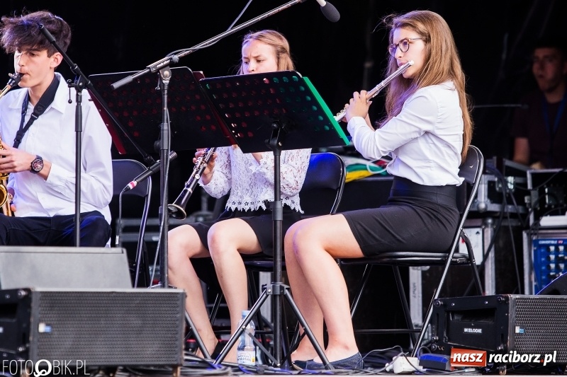 Zdjęcie w galerii na portalu naszraciborz.pl: Na śląskim podwórku, bębniarze i raciborska orkiestra. Dni Raciborza na placu Długosza wiadomości z regionu