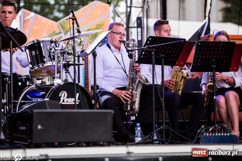Zdjęcie w galerii na portalu naszraciborz.pl: Na śląskim podwórku, bębniarze i raciborska orkiestra. Dni Raciborza na placu Długosza wiadomości z regionu