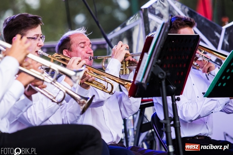 Zdjęcie w galerii na portalu naszraciborz.pl: Na śląskim podwórku, bębniarze i raciborska orkiestra. Dni Raciborza na placu Długosza wiadomości z regionu