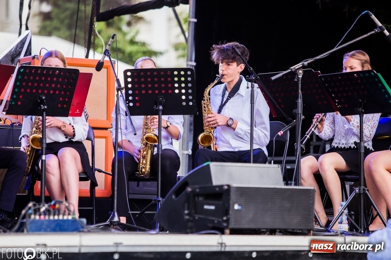 Zdjęcie w galerii na portalu naszraciborz.pl: Na śląskim podwórku, bębniarze i raciborska orkiestra. Dni Raciborza na placu Długosza wiadomości z regionu
