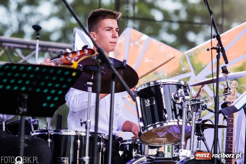 Zdjęcie w galerii na portalu naszraciborz.pl: Na śląskim podwórku, bębniarze i raciborska orkiestra. Dni Raciborza na placu Długosza wiadomości z regionu
