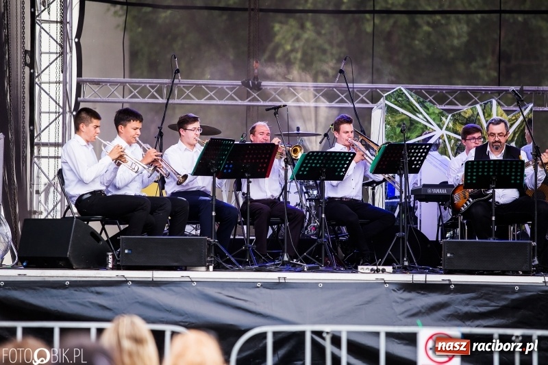 Zdjęcie w galerii na portalu naszraciborz.pl: Na śląskim podwórku, bębniarze i raciborska orkiestra. Dni Raciborza na placu Długosza wiadomości z regionu