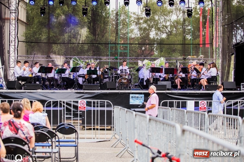 Zdjęcie w galerii na portalu naszraciborz.pl: Na śląskim podwórku, bębniarze i raciborska orkiestra. Dni Raciborza na placu Długosza wiadomości z regionu