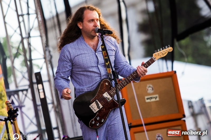 Zdjęcie w galerii na portalu naszraciborz.pl: Na śląskim podwórku, bębniarze i raciborska orkiestra. Dni Raciborza na placu Długosza wiadomości z regionu