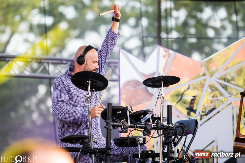 Zdjęcie w galerii na portalu naszraciborz.pl: Na śląskim podwórku, bębniarze i raciborska orkiestra. Dni Raciborza na placu Długosza wiadomości z regionu