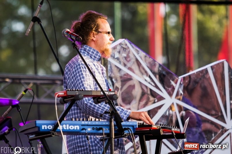 Zdjęcie w galerii na portalu naszraciborz.pl: Na śląskim podwórku, bębniarze i raciborska orkiestra. Dni Raciborza na placu Długosza wiadomości z regionu