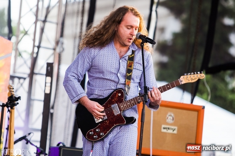 Zdjęcie w galerii na portalu naszraciborz.pl: Na śląskim podwórku, bębniarze i raciborska orkiestra. Dni Raciborza na placu Długosza wiadomości z regionu