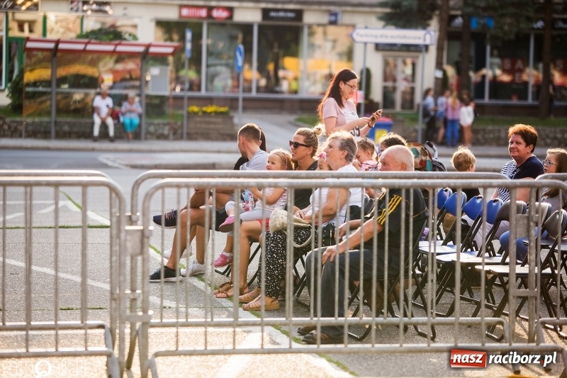 Zdjęcie w galerii na portalu naszraciborz.pl: Na śląskim podwórku, bębniarze i raciborska orkiestra. Dni Raciborza na placu Długosza wiadomości z regionu