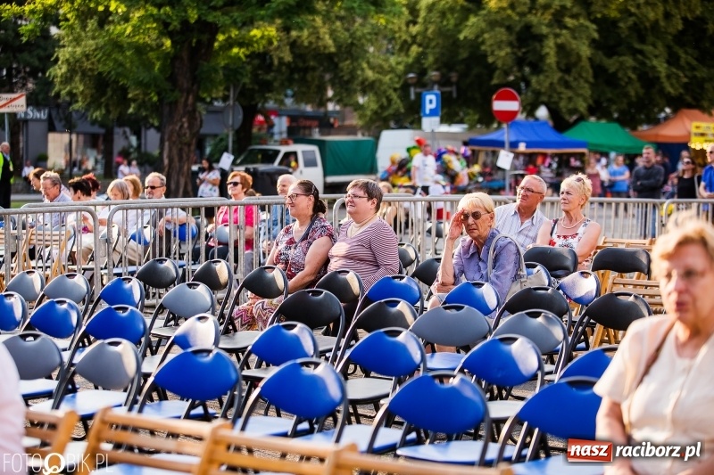 Zdjęcie w galerii na portalu naszraciborz.pl: Na śląskim podwórku, bębniarze i raciborska orkiestra. Dni Raciborza na placu Długosza wiadomości z regionu