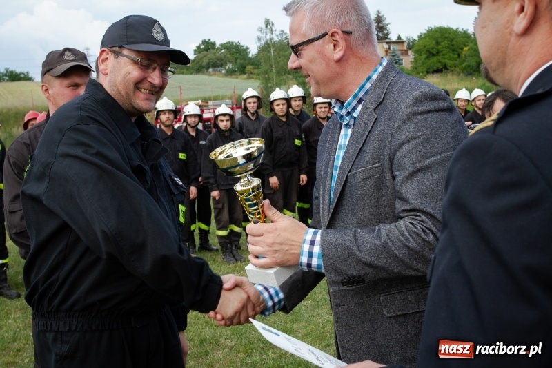 Zdjęcie w galerii na portalu naszraciborz.pl: Złota sekunda. OSP Pogrzebień z pucharem wójta Kornowaca wiadomości z regionu