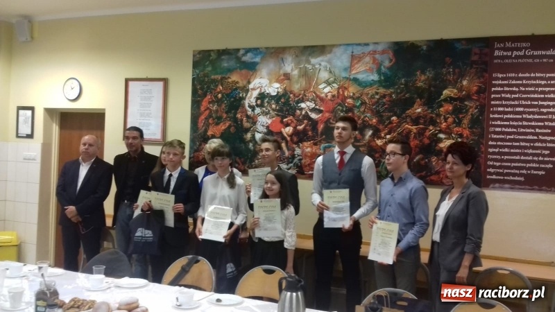 Zdjęcie w galerii na portalu naszraciborz.pl: II wojna światowa i czasy powojenne we wspomnieniach. Konkurs w SP 15  wiadomości z regionu