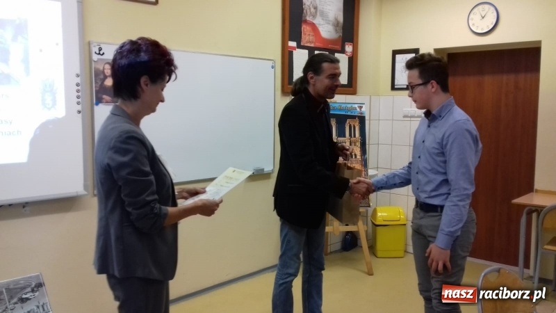 Zdjęcie w galerii na portalu naszraciborz.pl: II wojna światowa i czasy powojenne we wspomnieniach. Konkurs w SP 15  wiadomości z regionu