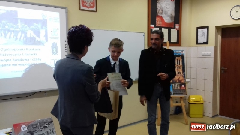 Zdjęcie w galerii na portalu naszraciborz.pl: II wojna światowa i czasy powojenne we wspomnieniach. Konkurs w SP 15  wiadomości z regionu