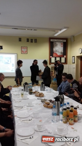 Zdjęcie w galerii na portalu naszraciborz.pl: II wojna światowa i czasy powojenne we wspomnieniach. Konkurs w SP 15  wiadomości z regionu