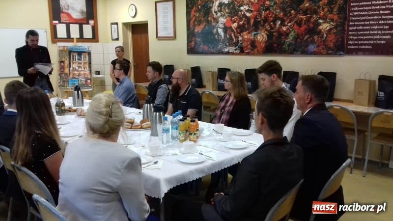 Zdjęcie w galerii na portalu naszraciborz.pl: II wojna światowa i czasy powojenne we wspomnieniach. Konkurs w SP 15  wiadomości z regionu