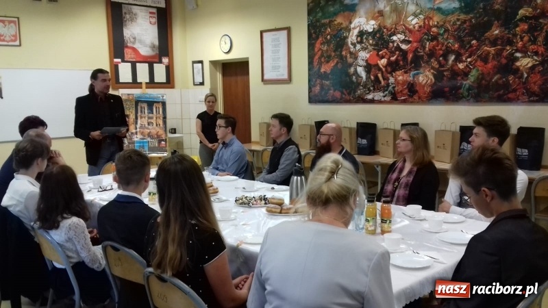 Zdjęcie w galerii na portalu naszraciborz.pl: II wojna światowa i czasy powojenne we wspomnieniach. Konkurs w SP 15  wiadomości z regionu