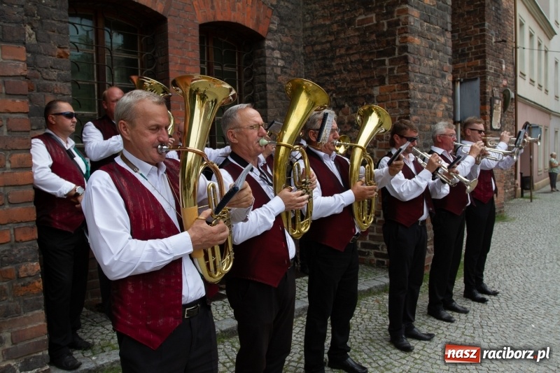 Zdjęcie w galerii na portalu naszraciborz.pl: Raciborski król kurkowy AD 2018 zasiadł na tronie i pozdrowił raciborzan  wiadomości z regionu
