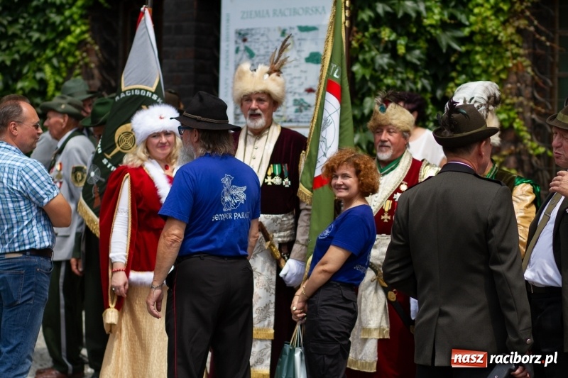 Zdjęcie w galerii na portalu naszraciborz.pl: Raciborski król kurkowy AD 2018 zasiadł na tronie i pozdrowił raciborzan  wiadomości z regionu