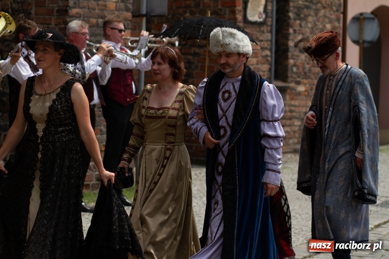 Zdjęcie w galerii na portalu naszraciborz.pl: Raciborski król kurkowy AD 2018 zasiadł na tronie i pozdrowił raciborzan  wiadomości z regionu