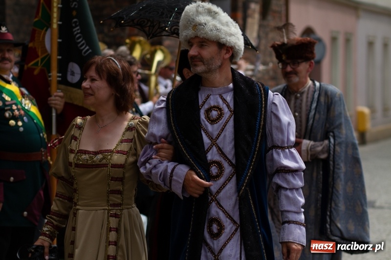 Zdjęcie w galerii na portalu naszraciborz.pl: Raciborski król kurkowy AD 2018 zasiadł na tronie i pozdrowił raciborzan  wiadomości z regionu