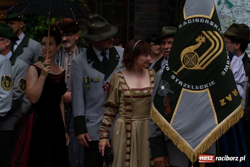 Zdjęcie w galerii na portalu naszraciborz.pl: Raciborski król kurkowy AD 2018 zasiadł na tronie i pozdrowił raciborzan  wiadomości z regionu