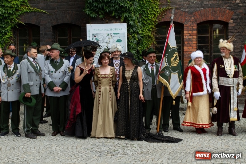 Zdjęcie w galerii na portalu naszraciborz.pl: Raciborski król kurkowy AD 2018 zasiadł na tronie i pozdrowił raciborzan  wiadomości z regionu