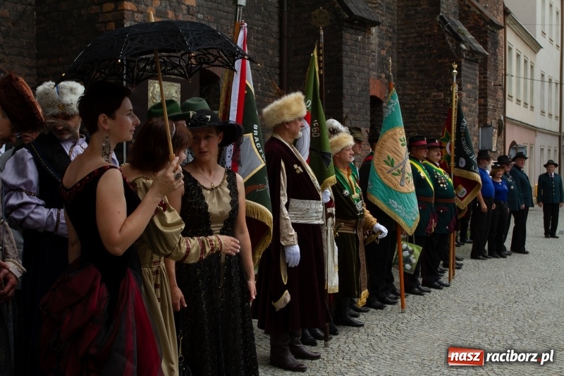 Zdjęcie w galerii na portalu naszraciborz.pl: Raciborski król kurkowy AD 2018 zasiadł na tronie i pozdrowił raciborzan  wiadomości z regionu