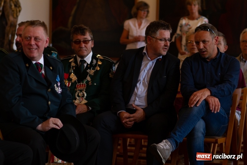 Zdjęcie w galerii na portalu naszraciborz.pl: Raciborski król kurkowy AD 2018 zasiadł na tronie i pozdrowił raciborzan  wiadomości z regionu