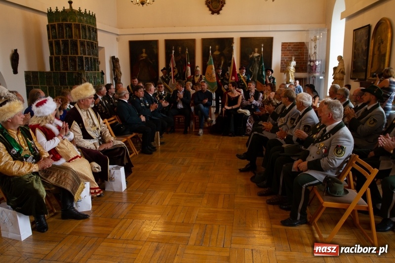 Zdjęcie w galerii na portalu naszraciborz.pl: Raciborski król kurkowy AD 2018 zasiadł na tronie i pozdrowił raciborzan  wiadomości z regionu