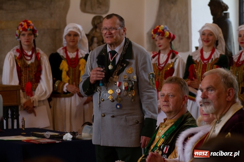 Zdjęcie w galerii na portalu naszraciborz.pl: Raciborski król kurkowy AD 2018 zasiadł na tronie i pozdrowił raciborzan  wiadomości z regionu