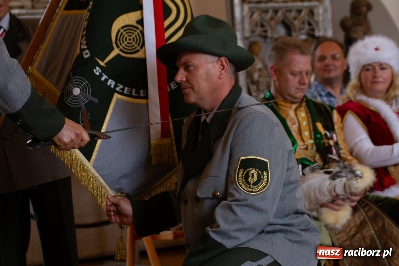 Zdjęcie w galerii na portalu naszraciborz.pl: Raciborski król kurkowy AD 2018 zasiadł na tronie i pozdrowił raciborzan  wiadomości z regionu