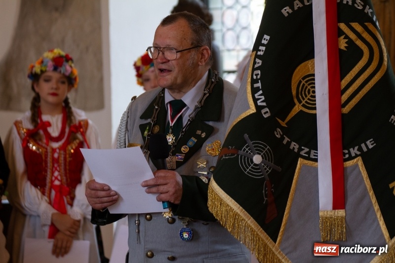 Zdjęcie w galerii na portalu naszraciborz.pl: Raciborski król kurkowy AD 2018 zasiadł na tronie i pozdrowił raciborzan  wiadomości z regionu