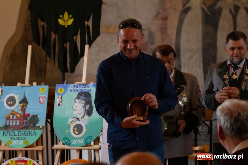 Zdjęcie w galerii na portalu naszraciborz.pl: Raciborski król kurkowy AD 2018 zasiadł na tronie i pozdrowił raciborzan  wiadomości z regionu